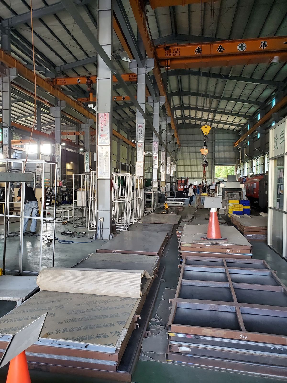 The hall from the crane rail.