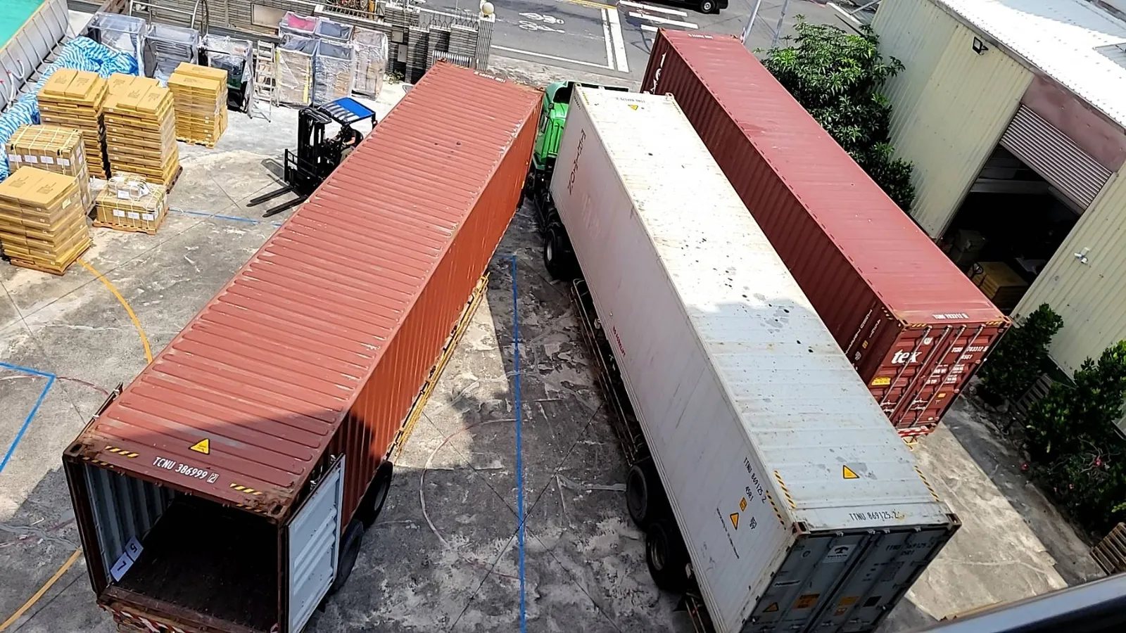 Containers on the yard, loading.