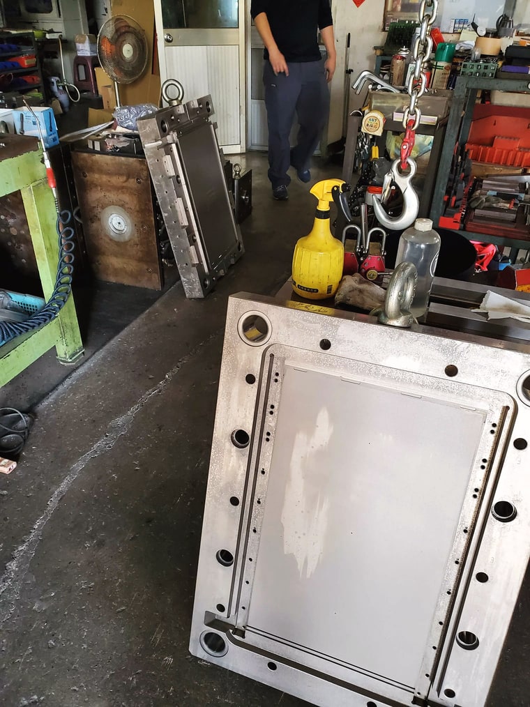 Open tool steel on the stand